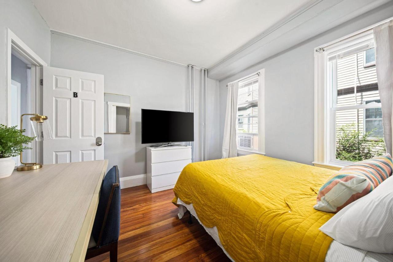 Cozy Up In 5Br Apt Near Charming Oak Square Бостън Екстериор снимка