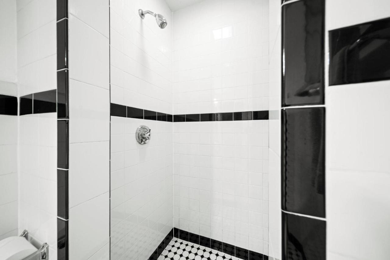Cozy Up In 5Br Apt Near Charming Oak Square Бостън Екстериор снимка